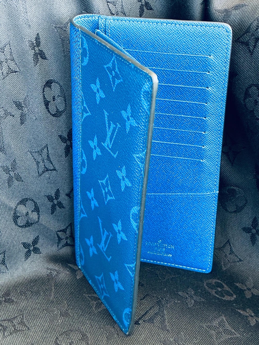 👔 Louis Vuitton Taigarama Brazza Wallet - Cobalt Blue (Like New / Microchipped)